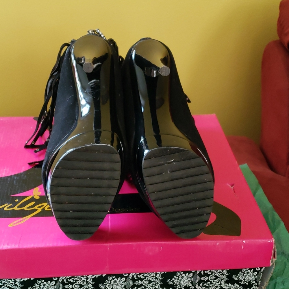 Shoe - Picture 3 of 4